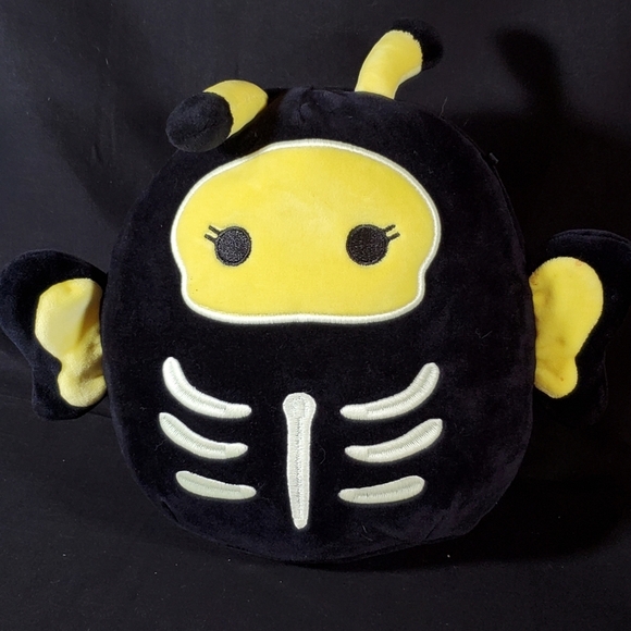 Bee Skelton - Picture 1 of 3